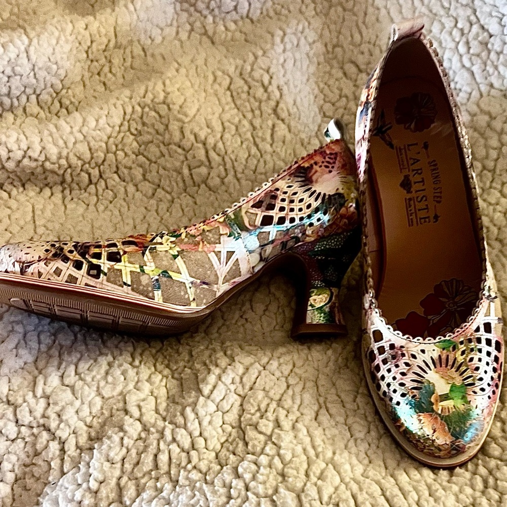Beautiful Spring Step L’Artiste Saldana leather pump. NWOT - Picture 2 of 9